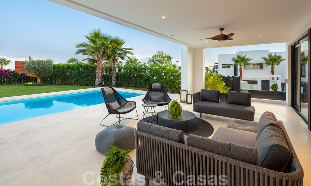 Listo para entrar y vivir moderna villa de lujo en venta en una zona residencial cerrada en Nueva Andalucía, Marbella 35150