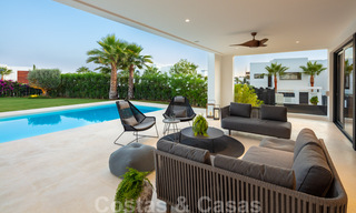 Listo para entrar y vivir moderna villa de lujo en venta en una zona residencial cerrada en Nueva Andalucía, Marbella 35150 