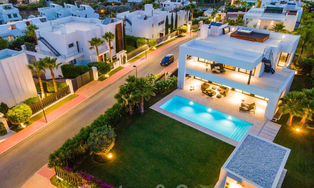 Listo para entrar y vivir moderna villa de lujo en venta en una zona residencial cerrada en Nueva Andalucía, Marbella 35151
