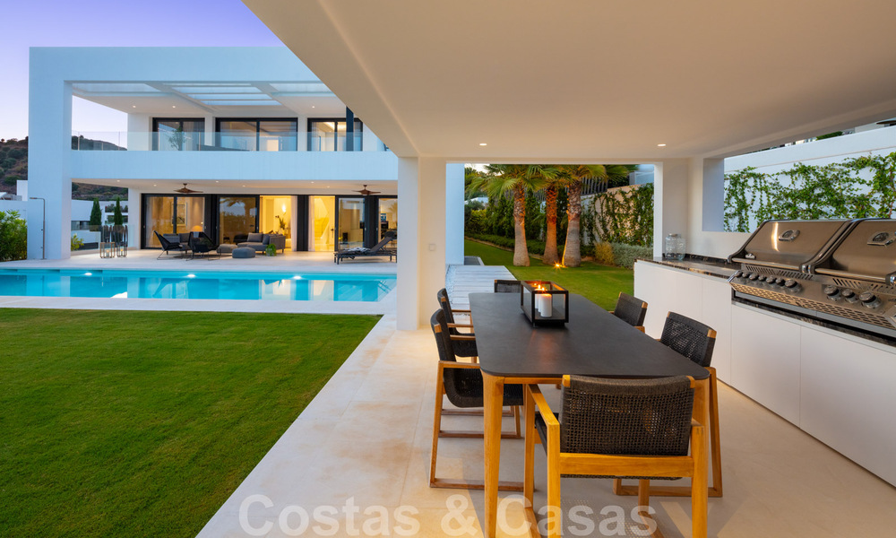 Listo para entrar y vivir moderna villa de lujo en venta en una zona residencial cerrada en Nueva Andalucía, Marbella 35154