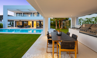 Listo para entrar y vivir moderna villa de lujo en venta en una zona residencial cerrada en Nueva Andalucía, Marbella 35154 