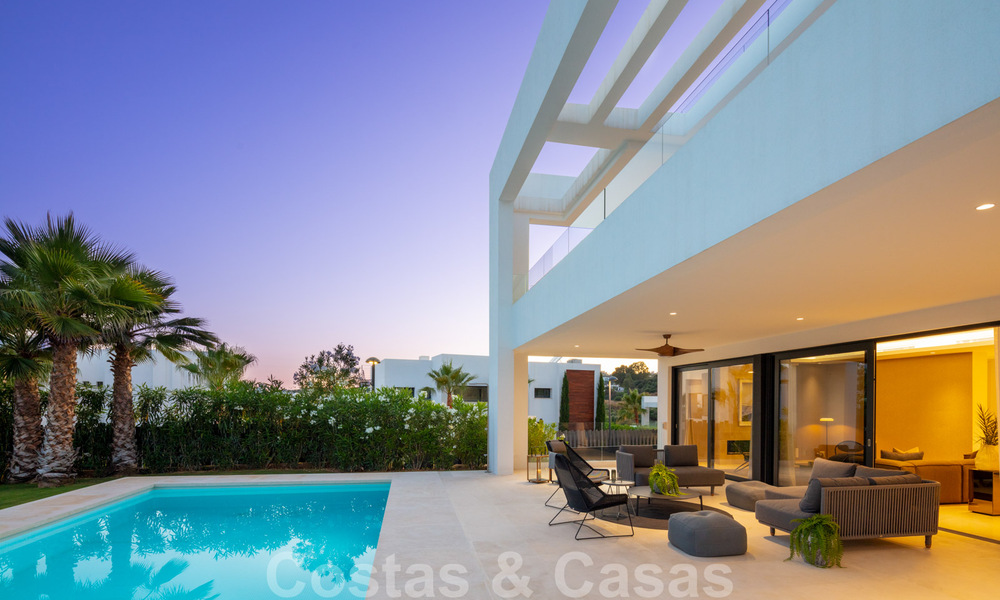 Listo para entrar y vivir moderna villa de lujo en venta en una zona residencial cerrada en Nueva Andalucía, Marbella 35155