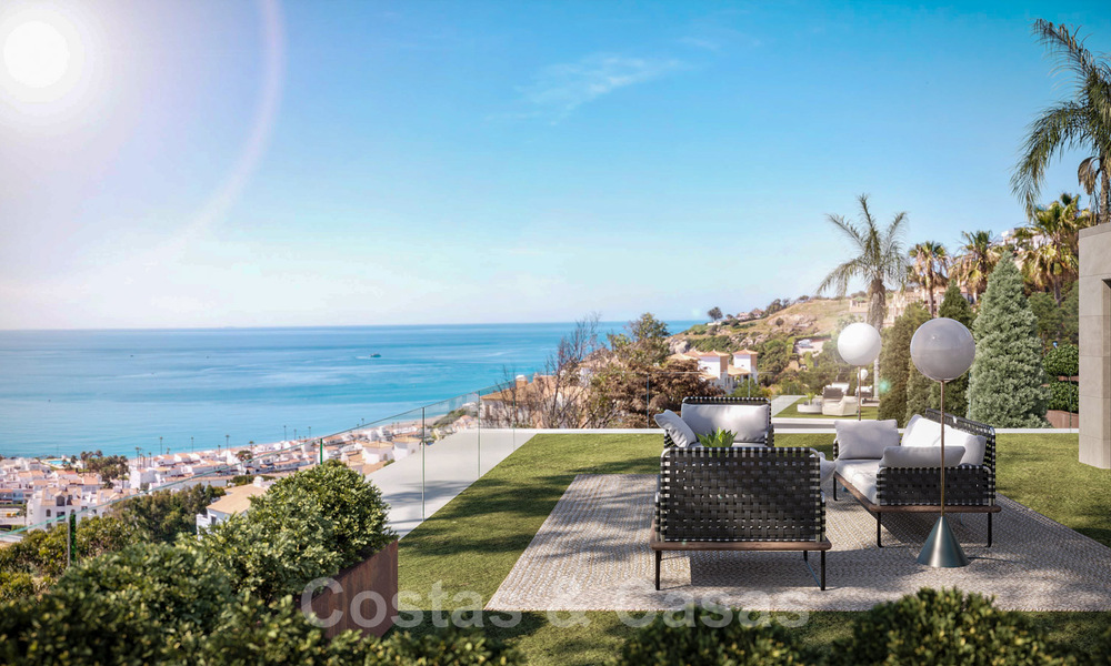Modernas villas de lujo de nueva construcción en venta con una gran terraza y hermosas vistas panorámicas al mar en la Costa del Sol 35206