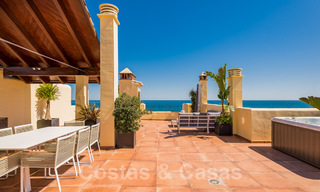 Ático contemporáneo renovado en primera línea de playa en venta con vistas panorámicas al mar en la Nueva Milla de Oro entre Marbella y Estepona 35277 