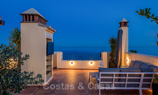 Ático contemporáneo renovado en primera línea de playa en venta con vistas panorámicas al mar en la Nueva Milla de Oro entre Marbella y Estepona 35280 