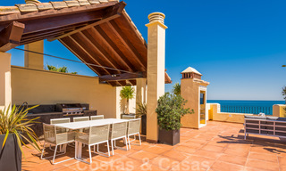 Ático contemporáneo renovado en primera línea de playa en venta con vistas panorámicas al mar en la Nueva Milla de Oro entre Marbella y Estepona 35283 
