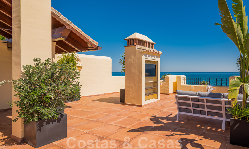 Ático contemporáneo renovado en primera línea de playa en venta con vistas panorámicas al mar en la Nueva Milla de Oro entre Marbella y Estepona 35284
