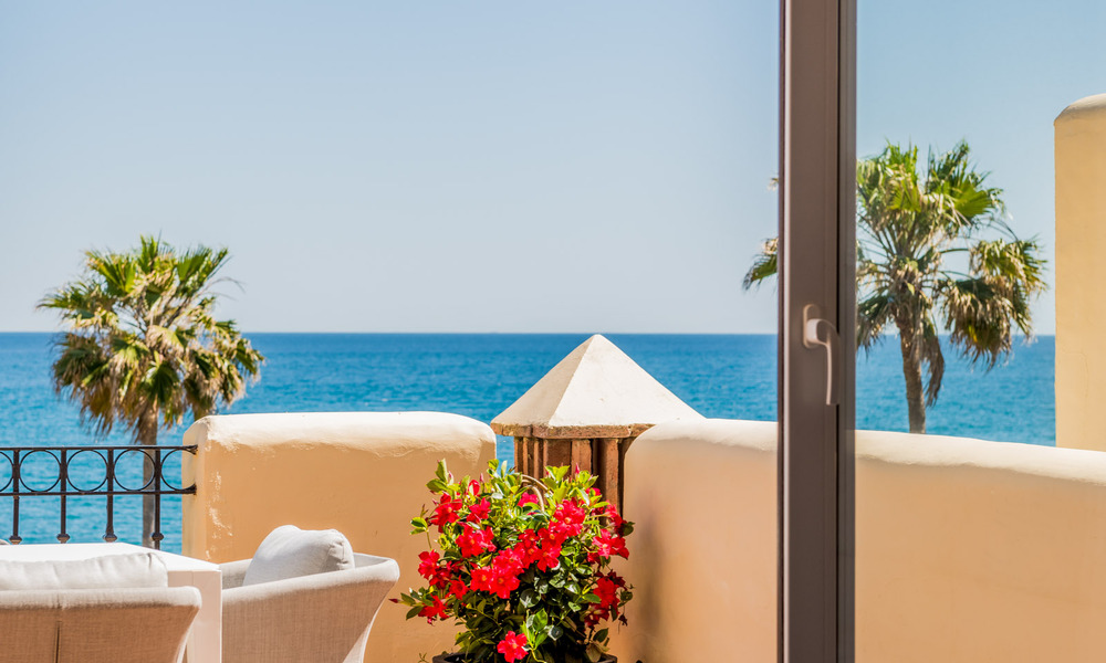 Ático contemporáneo renovado en primera línea de playa en venta con vistas panorámicas al mar en la Nueva Milla de Oro entre Marbella y Estepona 35295