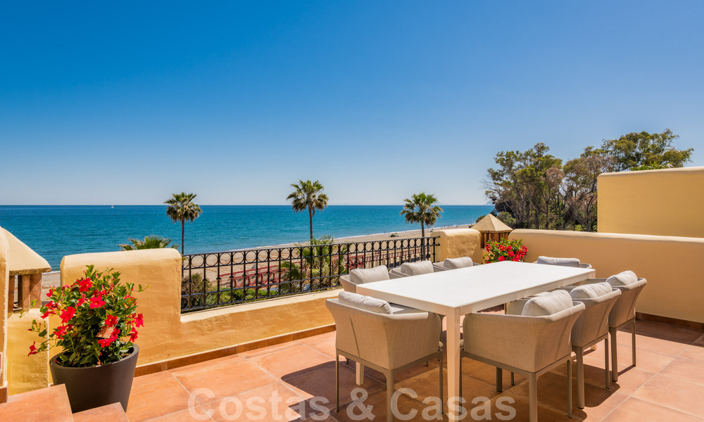 Ático contemporáneo renovado en primera línea de playa en venta con vistas panorámicas al mar en la Nueva Milla de Oro entre Marbella y Estepona 35297