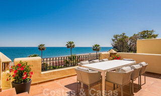 Ático contemporáneo renovado en primera línea de playa en venta con vistas panorámicas al mar en la Nueva Milla de Oro entre Marbella y Estepona 35297 