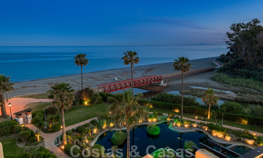 Ático contemporáneo renovado en primera línea de playa en venta con vistas panorámicas al mar en la Nueva Milla de Oro entre Marbella y Estepona 35298