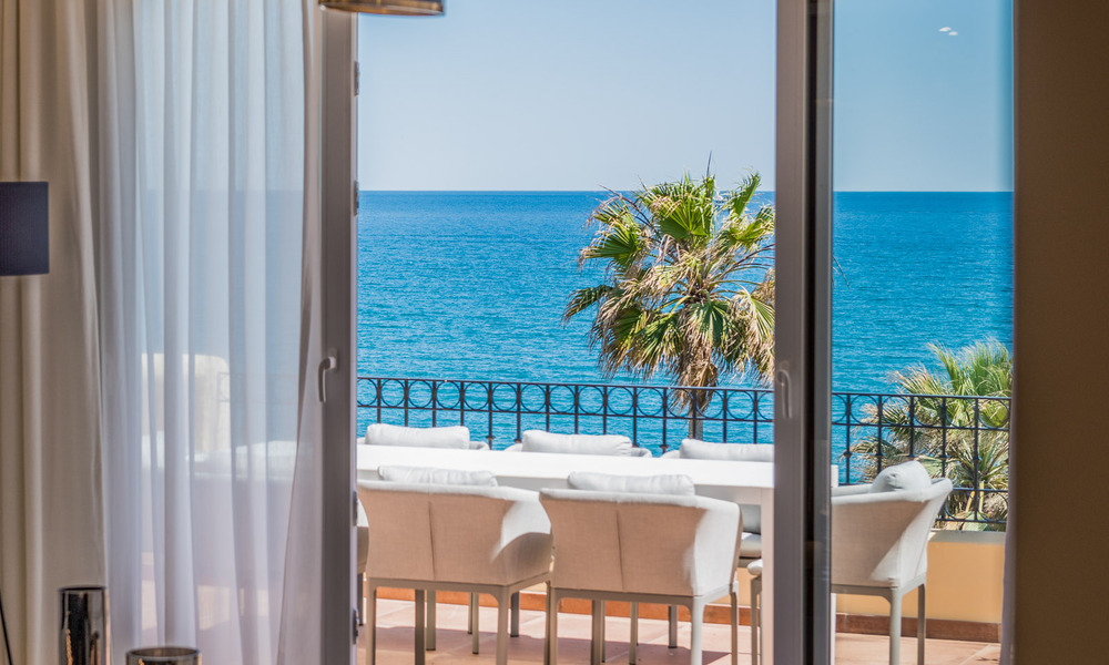 Ático contemporáneo renovado en primera línea de playa en venta con vistas panorámicas al mar en la Nueva Milla de Oro entre Marbella y Estepona 35301