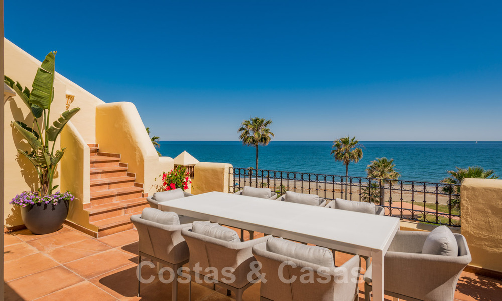 Ático contemporáneo renovado en primera línea de playa en venta con vistas panorámicas al mar en la Nueva Milla de Oro entre Marbella y Estepona 35303