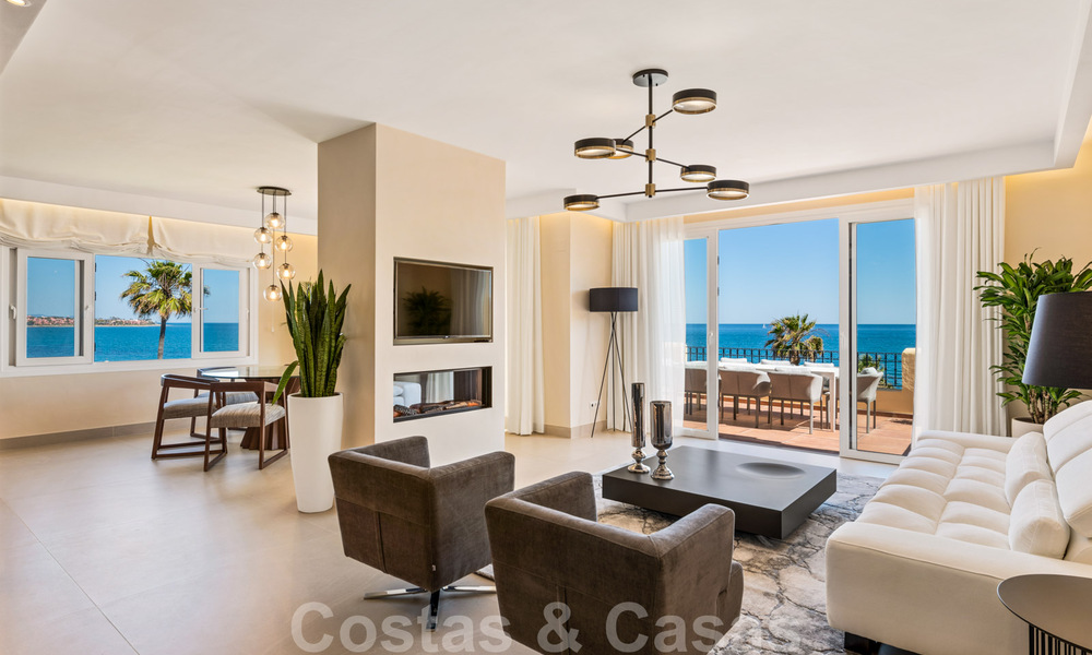 Ático contemporáneo renovado en primera línea de playa en venta con vistas panorámicas al mar en la Nueva Milla de Oro entre Marbella y Estepona 35307