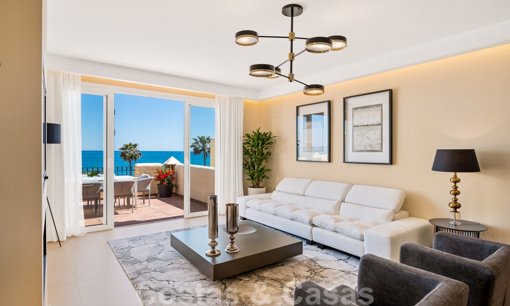 Ático contemporáneo renovado en primera línea de playa en venta con vistas panorámicas al mar en la Nueva Milla de Oro entre Marbella y Estepona 35308