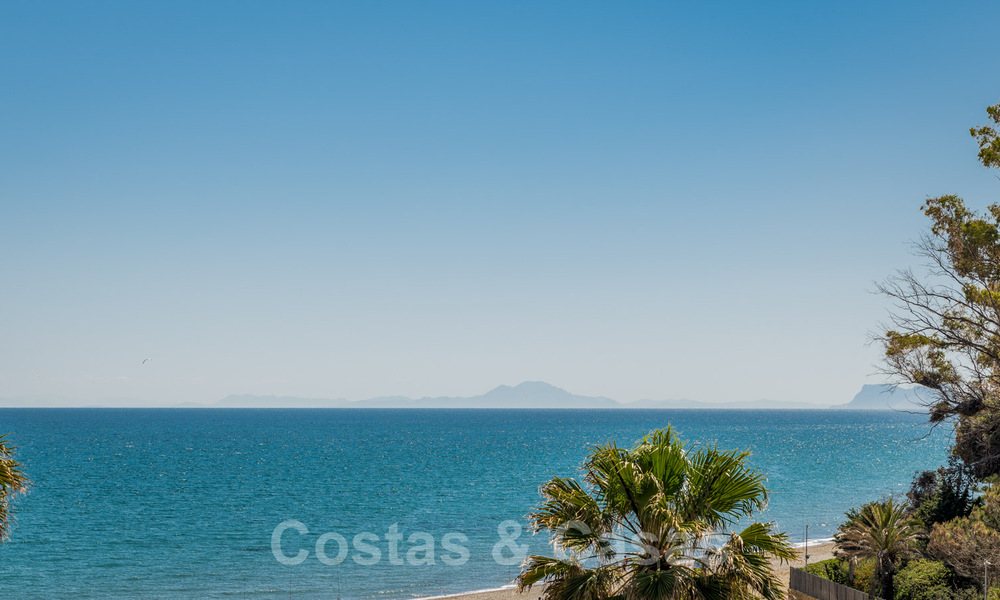 Ático contemporáneo renovado en primera línea de playa en venta con vistas panorámicas al mar en la Nueva Milla de Oro entre Marbella y Estepona 35312