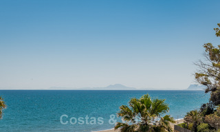 Ático contemporáneo renovado en primera línea de playa en venta con vistas panorámicas al mar en la Nueva Milla de Oro entre Marbella y Estepona 35312 