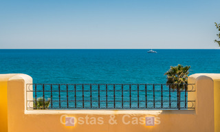 Ático contemporáneo renovado en primera línea de playa en venta con vistas panorámicas al mar en la Nueva Milla de Oro entre Marbella y Estepona 35313 