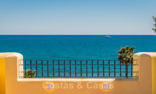 Ático contemporáneo renovado en primera línea de playa en venta con vistas panorámicas al mar en la Nueva Milla de Oro entre Marbella y Estepona 35313 