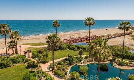 Ático contemporáneo renovado en primera línea de playa en venta con vistas panorámicas al mar en la Nueva Milla de Oro entre Marbella y Estepona 35318
