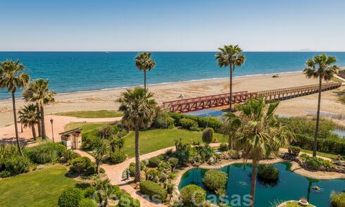 Ático contemporáneo renovado en primera línea de playa en venta con vistas panorámicas al mar en la Nueva Milla de Oro entre Marbella y Estepona 35318