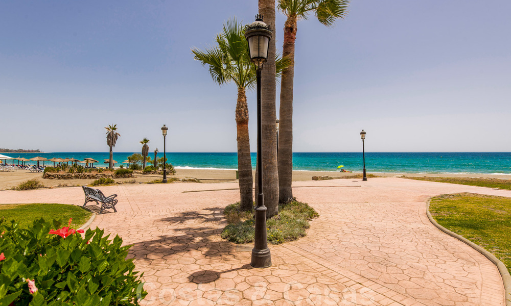 Ático contemporáneo renovado en primera línea de playa en venta con vistas panorámicas al mar en la Nueva Milla de Oro entre Marbella y Estepona 35319
