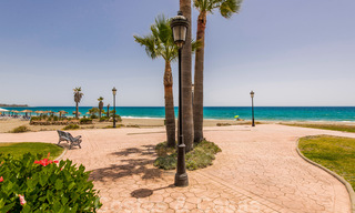 Ático contemporáneo renovado en primera línea de playa en venta con vistas panorámicas al mar en la Nueva Milla de Oro entre Marbella y Estepona 35319 