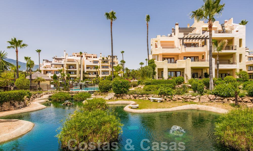 Ático contemporáneo renovado en primera línea de playa en venta con vistas panorámicas al mar en la Nueva Milla de Oro entre Marbella y Estepona 35320