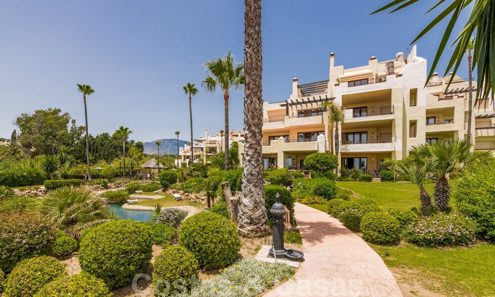 Ático contemporáneo renovado en primera línea de playa en venta con vistas panorámicas al mar en la Nueva Milla de Oro entre Marbella y Estepona 35321