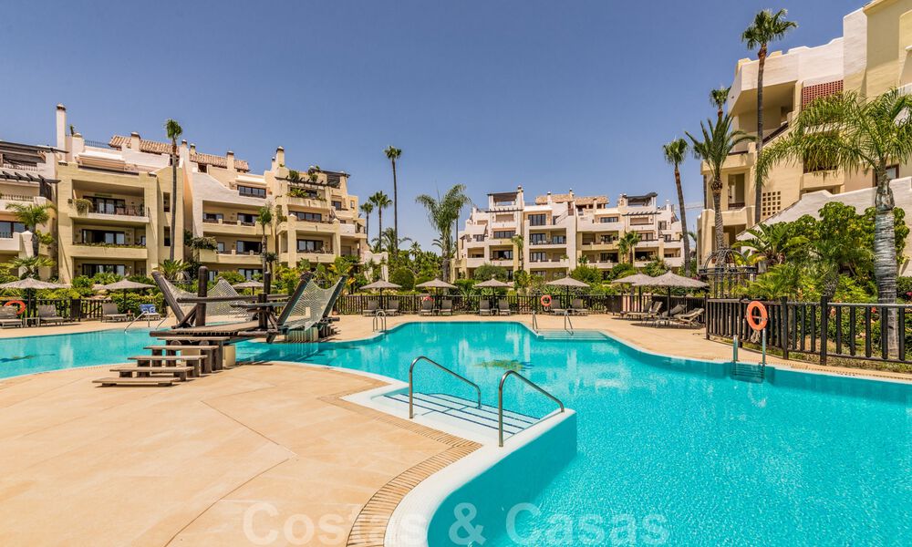 Ático contemporáneo renovado en primera línea de playa en venta con vistas panorámicas al mar en la Nueva Milla de Oro entre Marbella y Estepona 35322