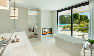 Villa exclusiva en venta, primera línea de golf de Aloha en una zona residencial cerrada en Nueva Andalucía - Marbella 35333 