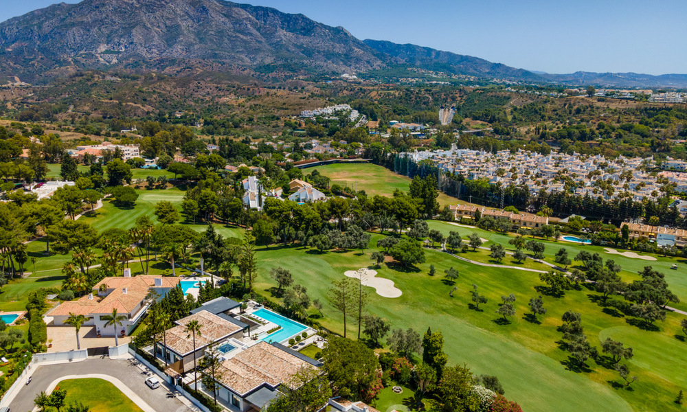 Villa exclusiva en venta, primera línea de golf de Aloha en una zona residencial cerrada en Nueva Andalucía - Marbella 35348