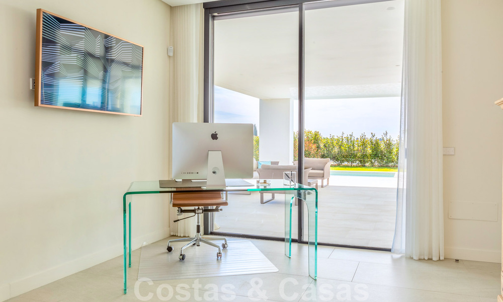 Lista para entrar a vivir, villa moderna y contemporánea en venta con golf y vistas al mar en un resort de golf de cinco estrellas en Marbella - Benahavis 35359