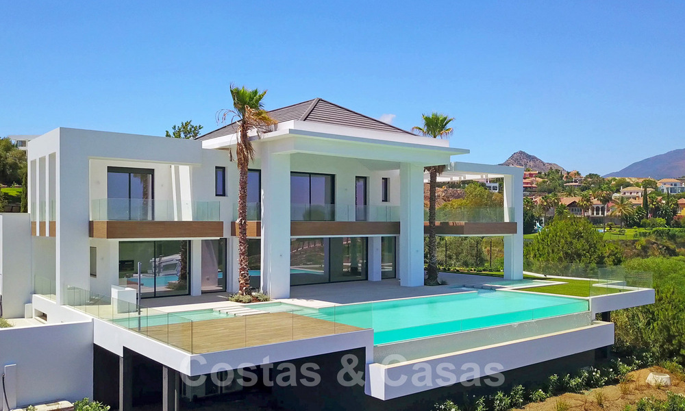 Lista para entrar a vivir, villa moderna y contemporánea en venta con golf y vistas al mar en un resort de golf de cinco estrellas en Marbella - Benahavis 35360