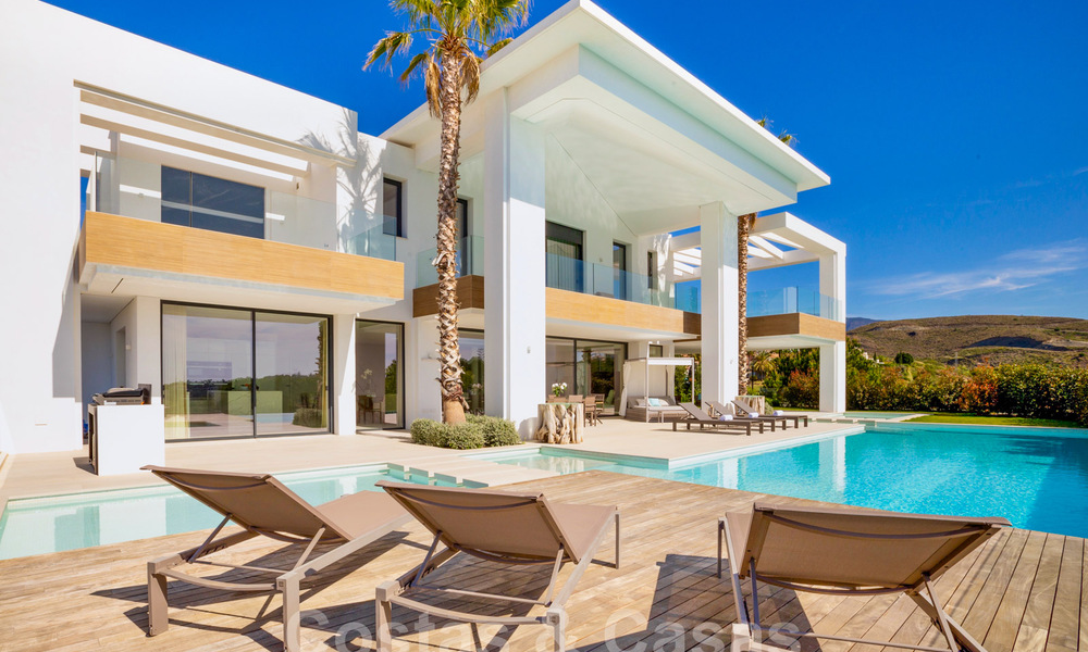 Lista para entrar a vivir, villa moderna y contemporánea en venta con golf y vistas al mar en un resort de golf de cinco estrellas en Marbella - Benahavis 35362
