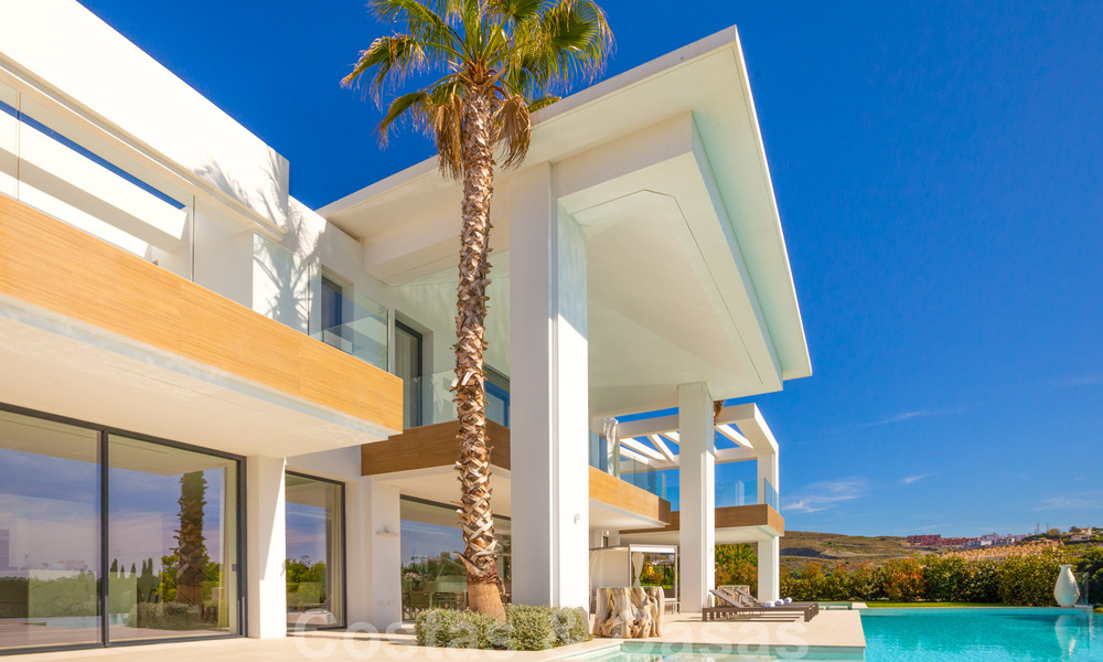 Lista para entrar a vivir, villa moderna y contemporánea en venta con golf y vistas al mar en un resort de golf de cinco estrellas en Marbella - Benahavis 35363
