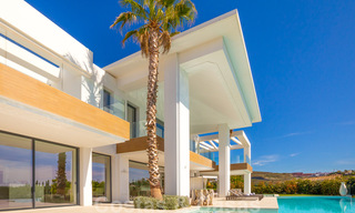 Lista para entrar a vivir, villa moderna y contemporánea en venta con golf y vistas al mar en un resort de golf de cinco estrellas en Marbella - Benahavis 35363 