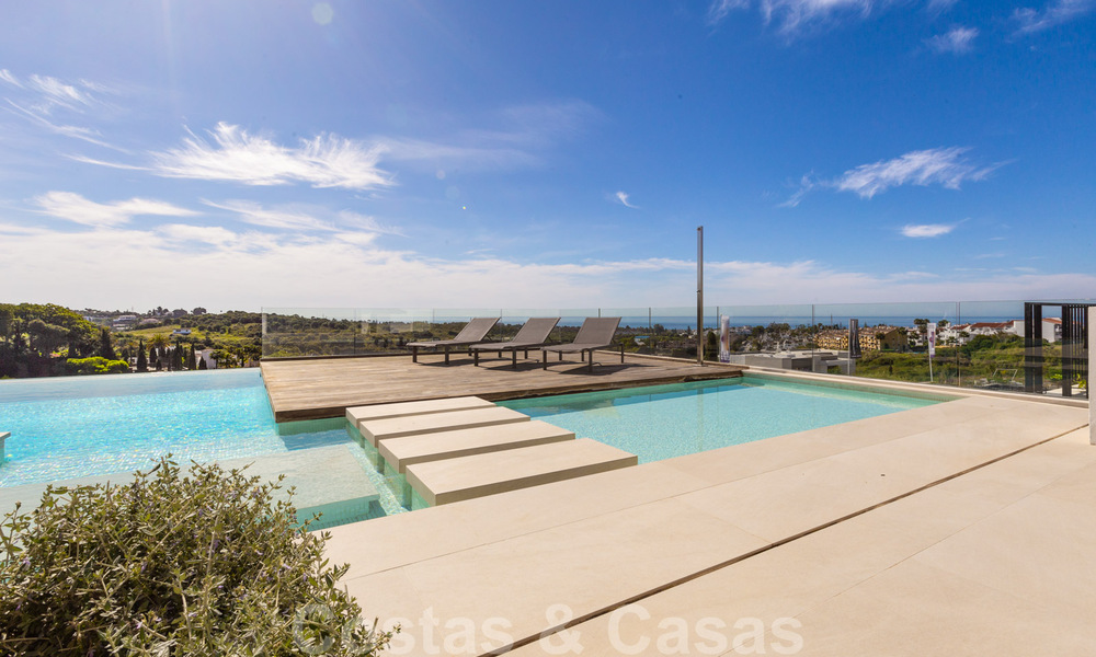 Lista para entrar a vivir, villa moderna y contemporánea en venta con golf y vistas al mar en un resort de golf de cinco estrellas en Marbella - Benahavis 35364