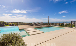 Lista para entrar a vivir, villa moderna y contemporánea en venta con golf y vistas al mar en un resort de golf de cinco estrellas en Marbella - Benahavis 35364 