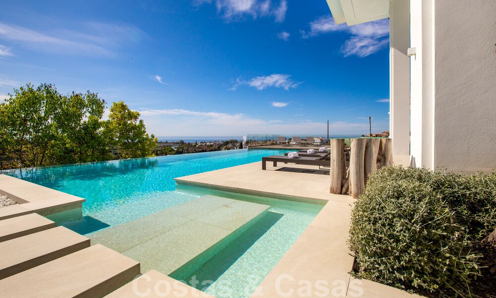 Lista para entrar a vivir, villa moderna y contemporánea en venta con golf y vistas al mar en un resort de golf de cinco estrellas en Marbella - Benahavis 35365