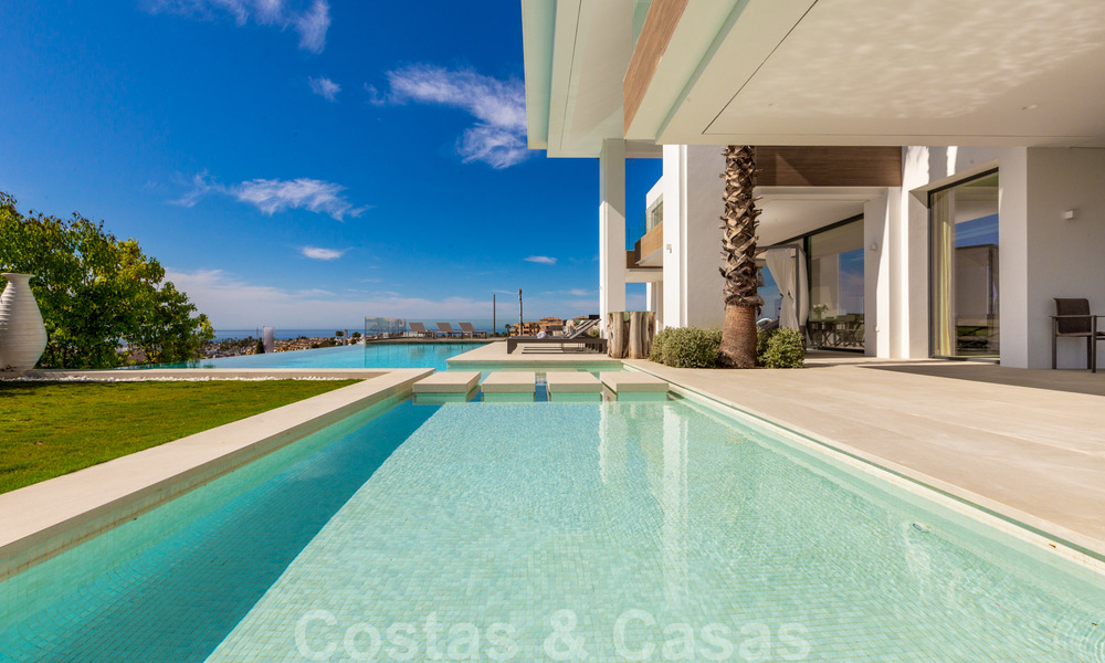 Lista para entrar a vivir, villa moderna y contemporánea en venta con golf y vistas al mar en un resort de golf de cinco estrellas en Marbella - Benahavis 35366