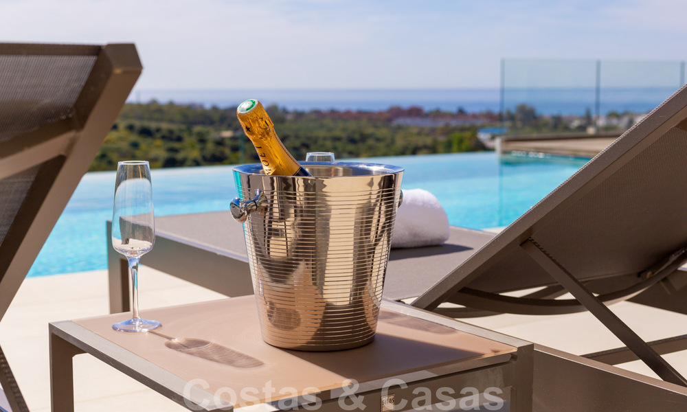 Lista para entrar a vivir, villa moderna y contemporánea en venta con golf y vistas al mar en un resort de golf de cinco estrellas en Marbella - Benahavis 35367