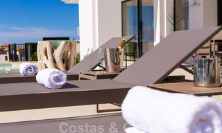 Lista para entrar a vivir, villa moderna y contemporánea en venta con golf y vistas al mar en un resort de golf de cinco estrellas en Marbella - Benahavis 35368 