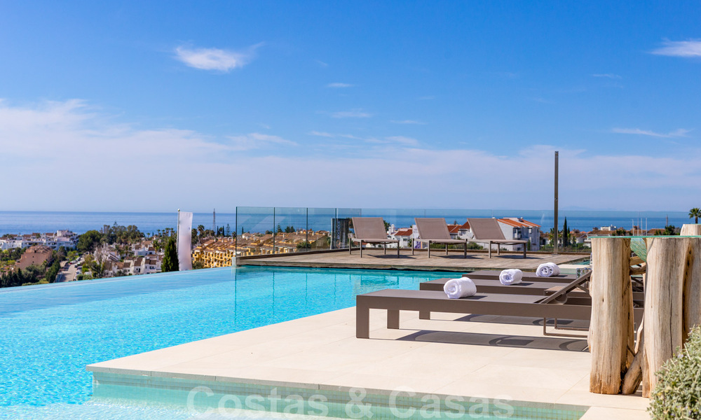 Lista para entrar a vivir, villa moderna y contemporánea en venta con golf y vistas al mar en un resort de golf de cinco estrellas en Marbella - Benahavis 35369