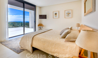 Lista para entrar a vivir, villa moderna y contemporánea en venta con golf y vistas al mar en un resort de golf de cinco estrellas en Marbella - Benahavis 35372 