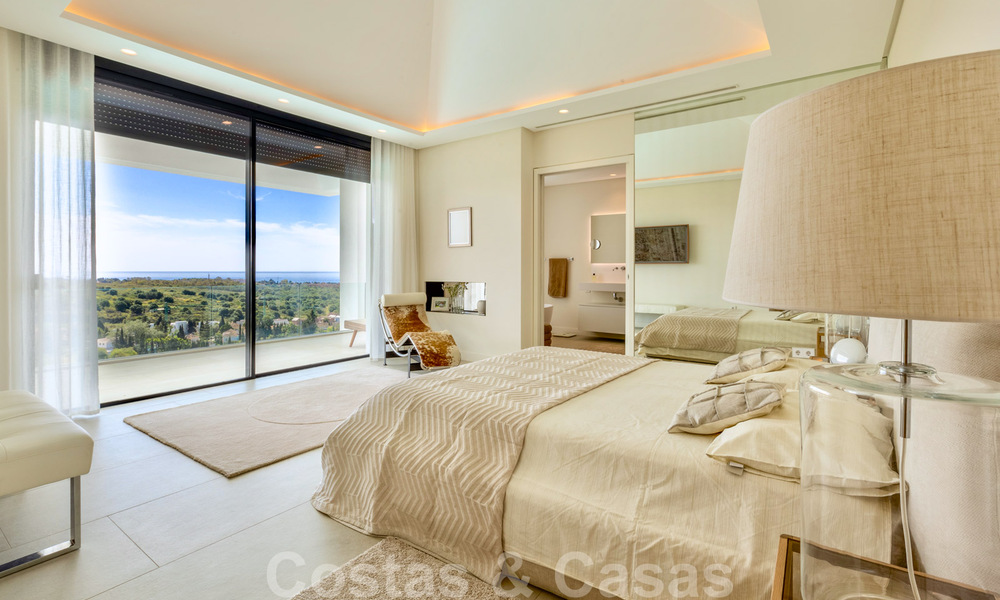 Lista para entrar a vivir, villa moderna y contemporánea en venta con golf y vistas al mar en un resort de golf de cinco estrellas en Marbella - Benahavis 35377