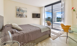 Lista para entrar a vivir, villa moderna y contemporánea en venta con golf y vistas al mar en un resort de golf de cinco estrellas en Marbella - Benahavis 35378 