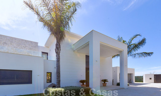 Lista para entrar a vivir, villa moderna y contemporánea en venta con golf y vistas al mar en un resort de golf de cinco estrellas en Marbella - Benahavis 35381 