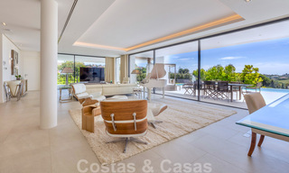 Lista para entrar a vivir, villa moderna y contemporánea en venta con golf y vistas al mar en un resort de golf de cinco estrellas en Marbella - Benahavis 35386 