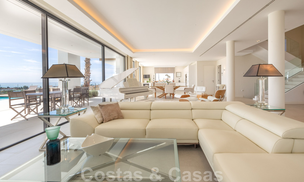 Lista para entrar a vivir, villa moderna y contemporánea en venta con golf y vistas al mar en un resort de golf de cinco estrellas en Marbella - Benahavis 35387